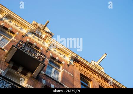Amsterdam case o appartamenti con ganci al piano superiore per il sollevamento di mobili e oggetti pesanti, noto come Hijsbalk. Olanda del Nord, Paesi Bassi Foto Stock