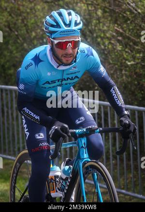 I piloti di Astana Qazaqstan hanno ritratto in azione durante una sessione di allenamento e ricognizione in pista, davanti alla gara ciclistica di un giorno Liegi-Bastogne-Liegi, sulla 'Cote de la Redoute', a Remouchamps, Aywaille, venerdì 22 aprile 2022. BELGA PHOTO VIRGINIE LEFOUR Foto Stock