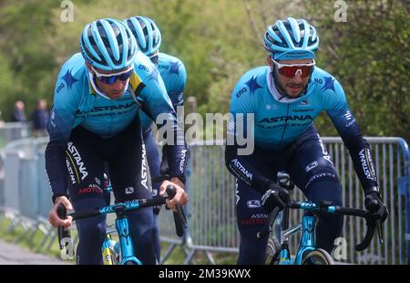 I piloti di Astana Qazaqstan hanno ritratto in azione durante una sessione di allenamento e ricognizione in pista, davanti alla gara ciclistica di un giorno Liegi-Bastogne-Liegi, sulla 'Cote de la Redoute', a Remouchamps, Aywaille, venerdì 22 aprile 2022. BELGA PHOTO VIRGINIE LEFOUR Foto Stock