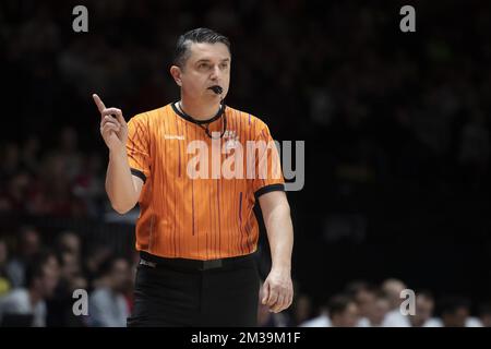 L'arbitro Samir Krehic è stato raffigurato durante una partita di basket tra Antwerp Giants (Belgio) e Heroes Den Bosch (Paesi Bassi), venerdì 22 aprile 2022, ad Anversa, il giorno 9 della fase Elite Gold Cross-Border nel campionato di basket di prima divisione della 'BNXT League'. La partita si svolge nell'Antwerp Sportpaleis, durante l'evento 'Notte dei Giganti'. BELGA FOTO KRISTOF VAN ACCOM Foto Stock