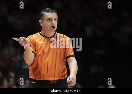 L'arbitro Samir Krehic è stato raffigurato durante una partita di basket tra Antwerp Giants (Belgio) e Heroes Den Bosch (Paesi Bassi), venerdì 22 aprile 2022, ad Anversa, il giorno 9 della fase Elite Gold Cross-Border nel campionato di basket di prima divisione della 'BNXT League'. La partita si svolge nell'Antwerp Sportpaleis, durante l'evento 'Notte dei Giganti'. BELGA FOTO KRISTOF VAN ACCOM Foto Stock