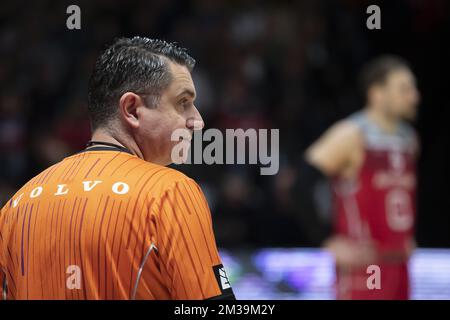 L'arbitro Samir Krehic è stato raffigurato durante una partita di basket tra Antwerp Giants (Belgio) e Heroes Den Bosch (Paesi Bassi), venerdì 22 aprile 2022, ad Anversa, il giorno 9 della fase Elite Gold Cross-Border nel campionato di basket di prima divisione della 'BNXT League'. La partita si svolge nell'Antwerp Sportpaleis, durante l'evento 'Notte dei Giganti'. BELGA FOTO KRISTOF VAN ACCOM Foto Stock