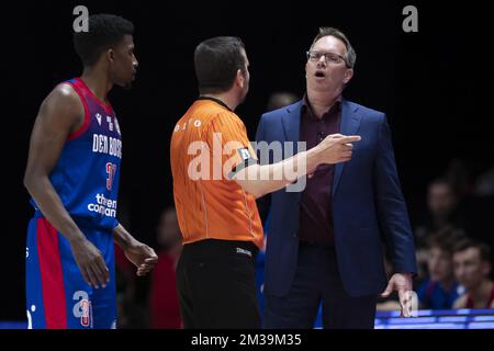 Eric Braal, allenatore capo degli eroi, parla con un arbitro durante una partita di basket tra Antwerp Giants (Belgio) e Heroes Den Bosch (Paesi Bassi), venerdì 22 aprile 2022, ad Anversa, il giorno 9 della fase Elite Gold Cross-Border nel campionato di basket di prima divisione della 'BNXT League'. La partita si svolge nell'Antwerp Sportpaleis, durante l'evento 'Notte dei Giganti'. BELGA FOTO KRISTOF VAN ACCOM Foto Stock