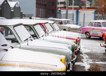 Trabant auto coperte di neve parcheggiate al Trabi Safari a Berlino, Germania Foto Stock