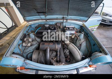 Vano motore Trabant, che mostra il motore a due tempi, il serbatoio del carburante e i componenti elettronici associati Foto Stock