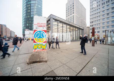 Bahnhof Potsdamer Platz, Berlino, Germania. Un turista scatta una foto vicino a vecchie sezioni del Muro di Berlino Foto Stock