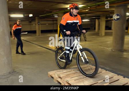 L'immagine mostra i ciclisti della polizia che si sono esercitati nel corso di una conferenza stampa della polizia federale sulla formazione dei ciclisti della polizia di Bruxelles, martedì 26 aprile 2022 a Bruxelles. FOTO DI BELGA ERIC LALMAND Foto Stock