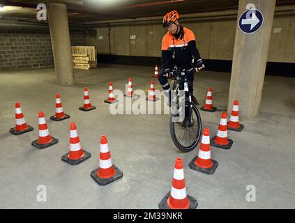 L'immagine mostra i ciclisti della polizia che si sono esercitati nel corso di una conferenza stampa della polizia federale sulla formazione dei ciclisti della polizia di Bruxelles, martedì 26 aprile 2022 a Bruxelles. FOTO DI BELGA ERIC LALMAND Foto Stock