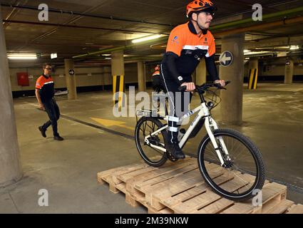 L'immagine mostra i ciclisti della polizia che si sono esercitati nel corso di una conferenza stampa della polizia federale sulla formazione dei ciclisti della polizia di Bruxelles, martedì 26 aprile 2022 a Bruxelles. FOTO DI BELGA ERIC LALMAND Foto Stock