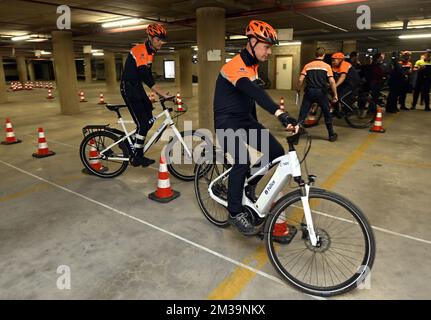 L'immagine mostra i ciclisti della polizia che si sono esercitati nel corso di una conferenza stampa della polizia federale sulla formazione dei ciclisti della polizia di Bruxelles, martedì 26 aprile 2022 a Bruxelles. FOTO DI BELGA ERIC LALMAND Foto Stock