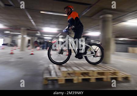 L'immagine mostra i ciclisti della polizia che si sono esercitati nel corso di una conferenza stampa della polizia federale sulla formazione dei ciclisti della polizia di Bruxelles, martedì 26 aprile 2022 a Bruxelles. FOTO DI BELGA ERIC LALMAND Foto Stock