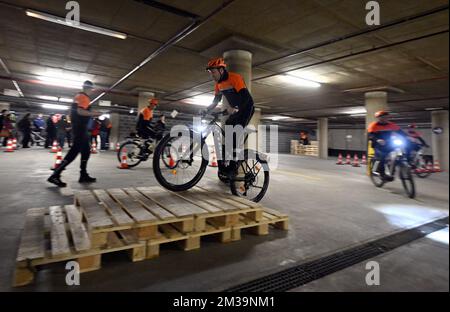 L'immagine mostra i ciclisti della polizia che si sono esercitati nel corso di una conferenza stampa della polizia federale sulla formazione dei ciclisti della polizia di Bruxelles, martedì 26 aprile 2022 a Bruxelles. FOTO DI BELGA ERIC LALMAND Foto Stock