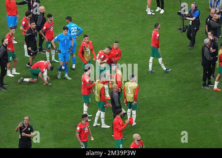 15 dicembre 2022, al Bayt Stadium, Doha, QAT, Coppa del mondo FIFA 2022, semifinali, Francia vs Marocco, nella foto la squadra marocchina è delusa dalla sconfitta contro la Francia. Foto Stock