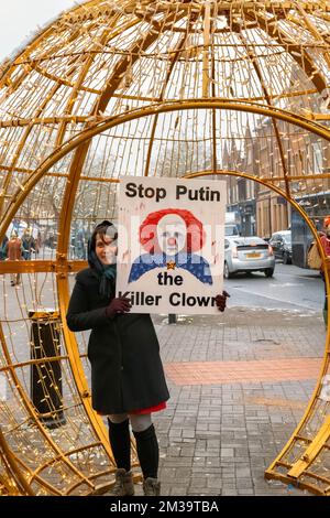 Putin Ucraina invasione - fermare Putin protesta entro il grande barile di natale con anti Putin cartello St.. Albans Hertfordshire Regno Unito Dicembre 2022 Foto Stock
