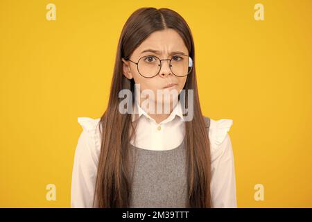 Ragazza adolescente arrabbiata, sconvolto e infelice emozione negativa. Emozionale adorabile bambina sorpresa e scioccata, mostrando vera e propria reazione stupita su Foto Stock