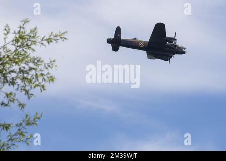 L'immagine mostra un bombardiere britannico Lancaster visto a Lierde, Belgio Mercoledì 04 Maggio 2022. Nel contesto dell'anniversario della liberazione durante la seconda guerra mondiale, un bombardiere britannico Lancaster ha attraversato lo spazio aereo belga e olandese mercoledì. L'aereo, che fa parte del volo British Royal Air Force's Battle of Britain Memorial Flight, fu di grande importanza durante la seconda guerra mondiale BELGA FOTO NICOLAS MAETERLINCK Foto Stock