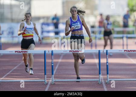 Il belga Eline Claeys e il belga Zoë Laureys hanno mostrato in azione durante la gara femminile di 400m ostacoli, ai campionati di atletica Flemisch, sabato 14 maggio 2022 a Merksem. FOTO DI BELGA MARIJN DE KEYZER Foto Stock