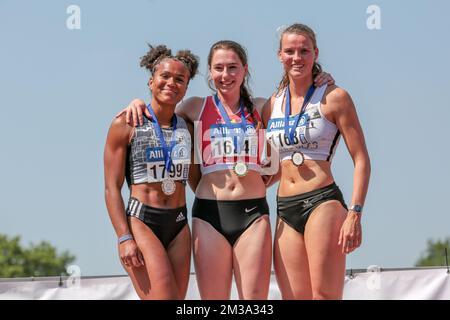 Il belga Angel Agwazie, il belga Lynn Beck e il belga Ine Mylle hanno raffigurato sul podio dopo la gara femminile a 100m ostacoli, ai campionati di atletica fiamminga, sabato 14 maggio 2022 a Merksem. FOTO DI BELGA MARIJN DE KEYZER Foto Stock