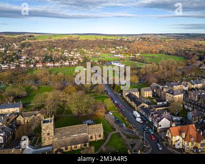 Ilkley, West Yorkshire. 7th dicembre 2022. Vista aerea del centro di Ilkley vista dall'alto di Brook Street. Foto Stock