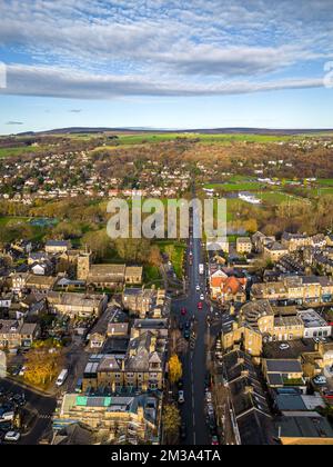 Ilkley, West Yorkshire. 7th dicembre 2022. Vista aerea del centro di Ilkley vista dall'alto di Brook Street. Foto Stock