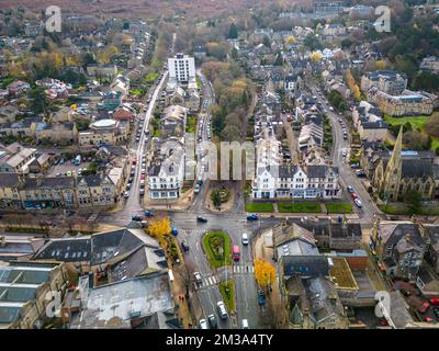 Ilkley, West Yorkshire. 7th dicembre 2022. Vista aerea del centro di Ilkley vista dall'alto di Brook Street. Foto Stock