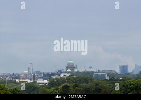L'immagine mostra una vista su Bruxelles con la Basilica Nazionale del Sacro cuore (Basilique Nationale du Sacre-Coeur de Bruxelles - Nationale Basiliek van het Heilig Hart) (C), presa da Groot-Bijgaarden, Dilbeek, venerdì 20 maggio 2022. I servizi meteorologici avvertirono per codice arancione con forti piogge e tempeste nella parte orientale del paese. FOTO DI BELGA NICOLAS MAETERLINCK Foto Stock