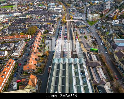 Ilkley, West Yorkshire. 7th dicembre 2022. Vista aerea del centro di Ilkley vista dall'alto di Brook Street. Foto Stock