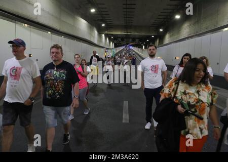 L'apertura ufficiale del tunnel Annie Cordy - Annie Cordytunnel a Bruxelles domenica 22 maggio 2022. Il tunnel è stato rinnovato e rinominato dopo il compianto cantante Annie Cordy, in quanto il nome precedente "Leopold II-tunnel" si riferiva al re belga responsabile delle atrocità commesse nell'ex colonia congolese. FOTO DI BELGA NICOLAS MAETERLINCK Foto Stock