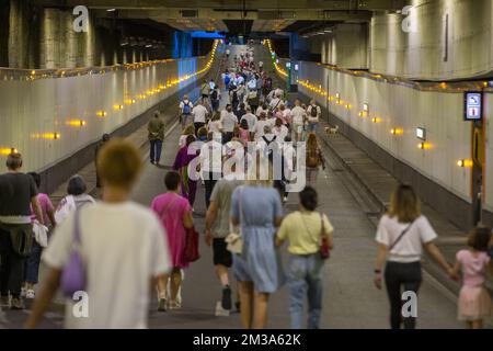 L'immagine mostra l'apertura ufficiale del tunnel "Annie Cordy - Annie Cordytunnel" a Bruxelles domenica 22 maggio 2022. Il tunnel è stato rinnovato e rinominato dopo il compianto cantante Annie Cordy, in quanto il nome precedente "Leopold II-tunnel" si riferiva al re belga responsabile delle atrocità commesse nell'ex colonia congolese. FOTO DI BELGA NICOLAS MAETERLINCK Foto Stock