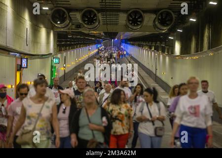 L'immagine mostra l'apertura ufficiale del tunnel "Annie Cordy - Annie Cordytunnel" a Bruxelles domenica 22 maggio 2022. Il tunnel è stato rinnovato e rinominato dopo il compianto cantante Annie Cordy, in quanto il nome precedente "Leopold II-tunnel" si riferiva al re belga responsabile delle atrocità commesse nell'ex colonia congolese. FOTO DI BELGA NICOLAS MAETERLINCK Foto Stock