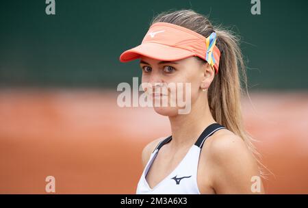 Il belga Maryna Zanevska sembra sconsolato durante una partita di tennis tra il belga Zanevska (WTA 62) e il cinese Zheng (WTA 74), nel primo round dei singoli femminili del torneo di tennis francese Roland Garros Open, a Parigi, in Francia, lunedì 23 maggio 2022. Il torneo di quest'anno si svolge dal 22 maggio al 5 giugno. BELGA FOTO BENOIT DOPPAGNE Foto Stock