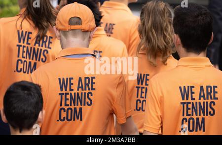 L'illustrazione mostra le persone che indossano le T-shirt 'We are Tennis.com', durante il torneo di tennis Roland Garros French Open, a Parigi, Francia, martedì 24 maggio 2022. Il torneo di quest'anno si svolge dal 22 maggio al 5 giugno. BELGA FOTO BENOIT DOPPAGNE Foto Stock