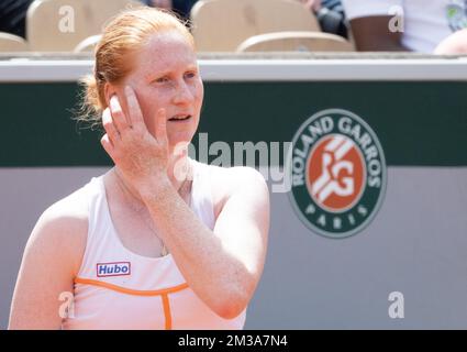 Il belga Alison Van Uytvanck sembra sconsolato durante una partita di tennis tra il belga Van Uytvanck e l'americano Gauff, nel secondo round del torneo femminile di single, al torneo di tennis francese Roland Garros Open, a Parigi, in Francia, mercoledì 25 maggio 2022. Il torneo di quest'anno si svolge dal 22 maggio al 5 giugno. BELGA FOTO BENOIT DOPPAGNE Foto Stock