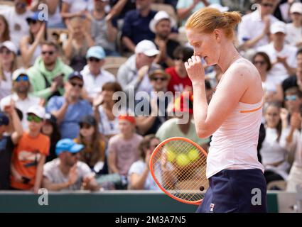 Il belga Alison Van Uytvanck sembra sconsolato durante una partita di tennis tra il belga Van Uytvanck e l'americano Gauff, nel secondo round del torneo femminile di single, al torneo di tennis francese Roland Garros Open, a Parigi, in Francia, mercoledì 25 maggio 2022. Il torneo di quest'anno si svolge dal 22 maggio al 5 giugno. BELGA FOTO BENOIT DOPPAGNE Foto Stock