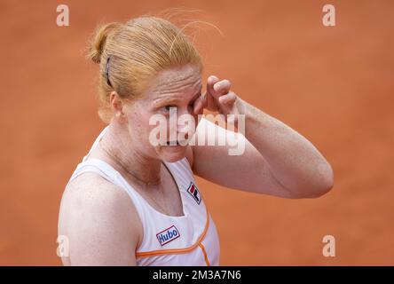 Il belga Alison Van Uytvanck sembra sconsolato durante una partita di tennis tra il belga Van Uytvanck e l'americano Gauff, nel secondo round del torneo femminile di single, al torneo di tennis francese Roland Garros Open, a Parigi, in Francia, mercoledì 25 maggio 2022. Il torneo di quest'anno si svolge dal 22 maggio al 5 giugno. BELGA FOTO BENOIT DOPPAGNE Foto Stock