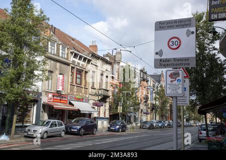 Un cartello stradale annuncia un nuovo sistema di autovelox di controllo sezione sul Gentsesteenweg - Chaussee de Gand, presso lo Schweizerplein - Place Schweitzer, a Sint-Agatha-Berchem - Berchem-Sainte-Agathe, Bruxelles, venerdì 27 maggio 2022. Il dispositivo verifica la conformità con il limite di velocità di 30 km/h su questa strada in entrambe le direzioni (verso la città e verso la periferia) tra Avenue de Sellier de Moranville e Place Schweitzer. FOTO DI BELGA NICOLAS MAETERLINCK Foto Stock