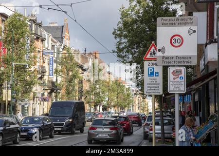 Un cartello stradale annuncia un nuovo sistema di autovelox di controllo sezione sul Gentsesteenweg - Chaussee de Gand, presso lo Schweizerplein - Place Schweitzer, a Sint-Agatha-Berchem - Berchem-Sainte-Agathe, Bruxelles, venerdì 27 maggio 2022. Il dispositivo verifica la conformità con il limite di velocità di 30 km/h su questa strada in entrambe le direzioni (verso la città e verso la periferia) tra Avenue de Sellier de Moranville e Place Schweitzer. FOTO DI BELGA NICOLAS MAETERLINCK Foto Stock