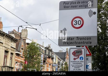 Un cartello stradale annuncia un nuovo sistema di autovelox di controllo sezione sul Gentsesteenweg - Chaussee de Gand, presso lo Schweizerplein - Place Schweitzer, a Sint-Agatha-Berchem - Berchem-Sainte-Agathe, Bruxelles, venerdì 27 maggio 2022. Il dispositivo verifica la conformità con il limite di velocità di 30 km/h su questa strada in entrambe le direzioni (verso la città e verso la periferia) tra Avenue de Sellier de Moranville e Place Schweitzer. FOTO DI BELGA NICOLAS MAETERLINCK Foto Stock