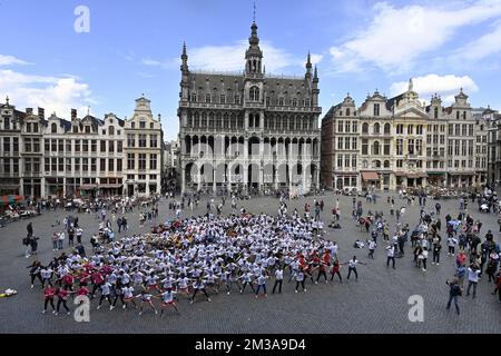 L'immagine mostra un flashmob durante la prima fase del tour internazionale della bandiera con la bandiera olimpica e paraolimpica per i Giochi del 2024 a Parigi, martedì 31 maggio 2022, presso la Grand Place di Bruxelles/Grote Markt. FOTO DI BELGA ERIC LALMAND Foto Stock