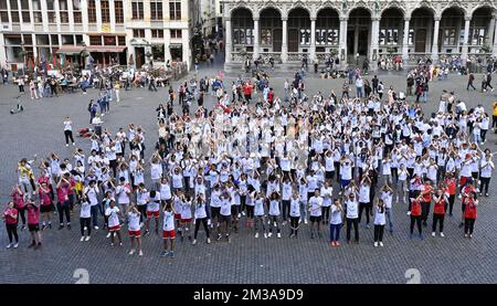 L'immagine mostra un flashmob durante la prima fase del tour internazionale della bandiera con la bandiera olimpica e paraolimpica per i Giochi del 2024 a Parigi, martedì 31 maggio 2022, presso la Grand Place di Bruxelles/Grote Markt. FOTO DI BELGA ERIC LALMAND Foto Stock