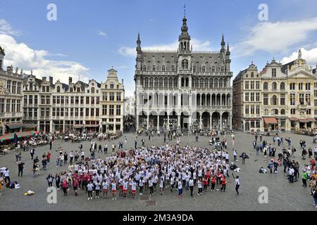 L'immagine mostra un flashmob durante la prima fase del tour internazionale della bandiera con la bandiera olimpica e paraolimpica per i Giochi del 2024 a Parigi, martedì 31 maggio 2022, presso la Grand Place di Bruxelles/Grote Markt. FOTO DI BELGA ERIC LALMAND Foto Stock