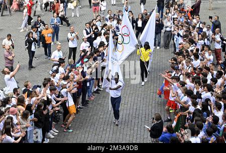 L'immagine mostra un flashmob durante la prima fase del tour internazionale della bandiera con la bandiera olimpica e paraolimpica per i Giochi del 2024 a Parigi, martedì 31 maggio 2022, presso la Grand Place di Bruxelles/Grote Markt. FOTO DI BELGA ERIC LALMAND Foto Stock