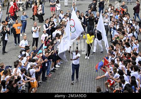 L'immagine mostra un flashmob durante la prima fase del tour internazionale della bandiera con la bandiera olimpica e paraolimpica per i Giochi del 2024 a Parigi, martedì 31 maggio 2022, presso la Grand Place di Bruxelles/Grote Markt. FOTO DI BELGA ERIC LALMAND Foto Stock