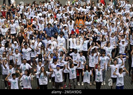 L'immagine mostra un flashmob durante la prima fase del tour internazionale della bandiera con la bandiera olimpica e paraolimpica per i Giochi del 2024 a Parigi, martedì 31 maggio 2022, presso la Grand Place di Bruxelles/Grote Markt. FOTO DI BELGA ERIC LALMAND Foto Stock