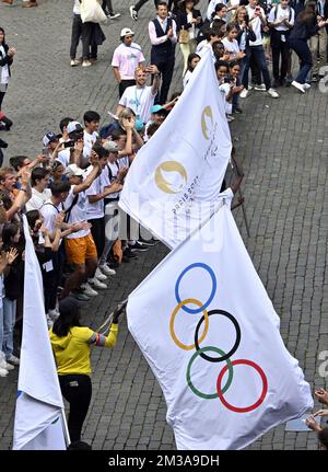 L'immagine mostra un flashmob durante la prima fase del tour internazionale della bandiera con la bandiera olimpica e paraolimpica per i Giochi del 2024 a Parigi, martedì 31 maggio 2022, presso la Grand Place di Bruxelles/Grote Markt. FOTO DI BELGA ERIC LALMAND Foto Stock