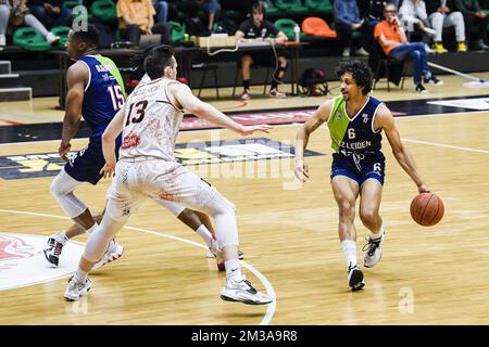 Nicholas Nick McGlynn di Leuven e Worthy de Jong di Leiden sono raffigurati in azione durante una partita di basket tra Leuven Bears (Belgio) e Zorg en Zekerheid Leiden (Paesi Bassi), mercoledì 01 giugno 2022 a Leuven, la prima tappa delle quarti di finale del campionato di basket di prima divisione della 'BNXT League'. BELGA FOTO TOM GOYVAERTS Foto Stock