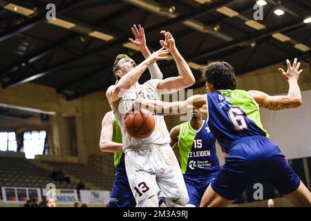 Nicholas Nick McGlynn di Leuven e Worthy de Jong di Leiden sono raffigurati in azione durante una partita di basket tra Leuven Bears (Belgio) e Zorg en Zekerheid Leiden (Paesi Bassi), mercoledì 01 giugno 2022 a Leuven, la prima tappa delle quarti di finale del campionato di basket di prima divisione della 'BNXT League'. BELGA FOTO TOM GOYVAERTS Foto Stock