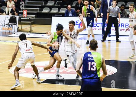 Il Worthy de Jong di Leiden e il Romain Boxus di Leuven hanno ritratto in azione durante una partita di basket tra Leuven Bears (Belgio) e Zorg en Zekerheid Leiden (Paesi Bassi), mercoledì 01 giugno 2022 a Leuven, la prima tappa nelle quarti di finale del campionato di basket di prima divisione della 'BNXT League'. BELGA FOTO TOM GOYVAERTS Foto Stock