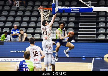 Nicholas Nick McGlynn di Leuven e Worthy de Jong di Leiden sono raffigurati in azione durante una partita di basket tra Leuven Bears (Belgio) e Zorg en Zekerheid Leiden (Paesi Bassi), mercoledì 01 giugno 2022 a Leuven, la prima tappa delle quarti di finale del campionato di basket di prima divisione della 'BNXT League'. BELGA FOTO TOM GOYVAERTS Foto Stock