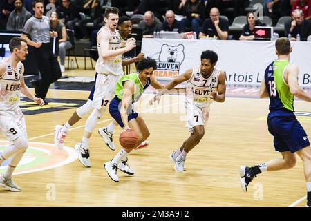 Worthy de Jong di Leiden e KeVaughn Allen di Leuven hanno rappresentato in azione durante una partita di basket tra Leuven Bears (Belgio) e Zorg en Zekerheid Leiden (Paesi Bassi), mercoledì 01 giugno 2022 a Leuven, la prima tappa nelle quarti di finale del campionato di basket di prima divisione della 'BNXT League'. BELGA FOTO TOM GOYVAERTS Foto Stock